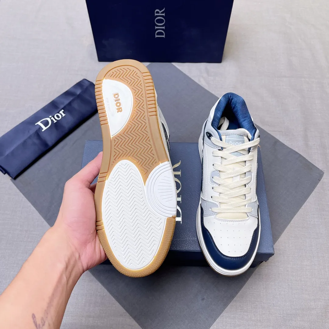 P420 Dior B57 low-top sneakers 2024 spring men's series new product launch [Celebrate][Celebrate][Celebrate], reinterpret the basketball shoe design and become Dior's classic item [strong][strong][strong], carefully crafted in black and cream white smooth cowhide, with beige suede, and the leather CD logo is displayed on the side Zhi, the tongue, sole and back side are decorated with various distinctive details to enhance the style[666][666], while the eyelet details, topstitching and rubber panels highlight the dynamic charm of its athletic style[strong][strong][strong]. It has a two-color rubber sole, which can be matched with various clothing to create a refined look. Size: 38 to 45 No. 067
